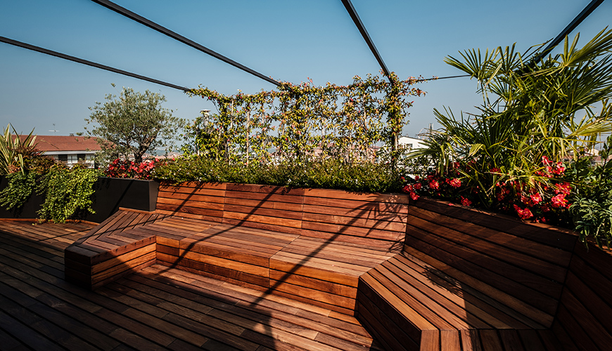 Appartamento di design con ampia terrazza rivestita in legno da esterni