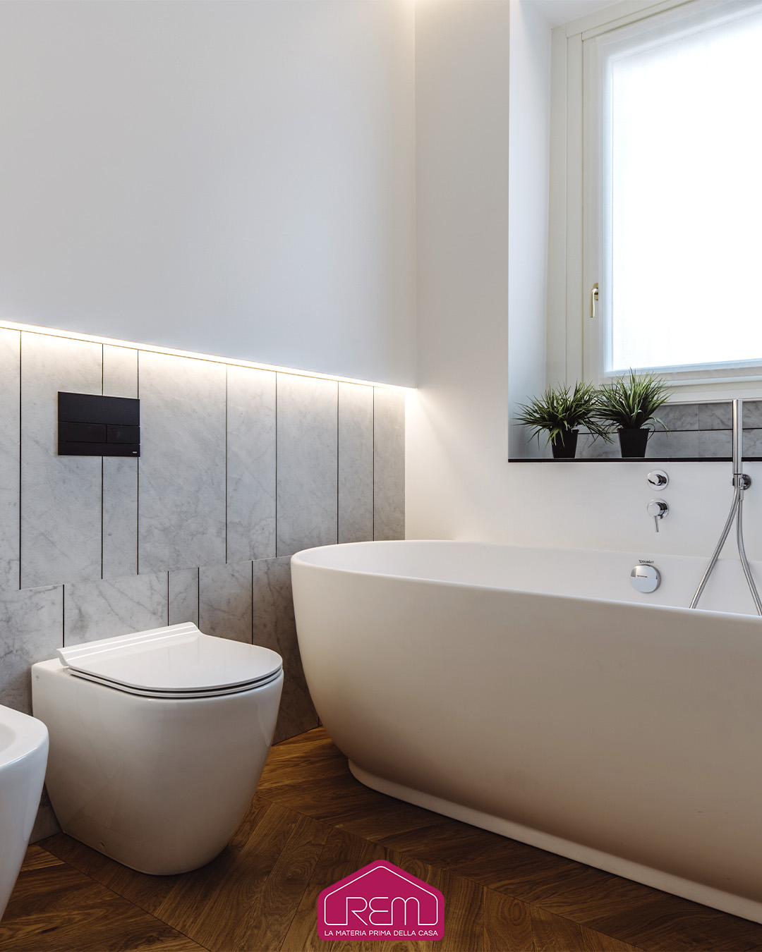 Un bianco bagno con un’essenza minimalista