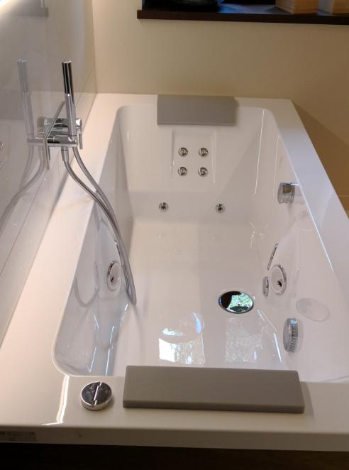 Bagno 3: Vasca idromassaggio Jacuzzi "Sharp Double"