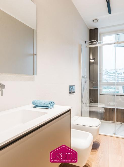 Bagno dalle linee geometriche e dai colori tenui