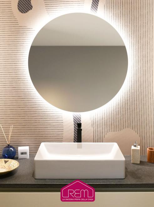 Un bagno luminoso che punta su un rivestimento innovativo 