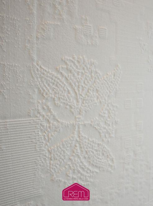 Bagno privato con un rivestimento ceramico in color gesso 