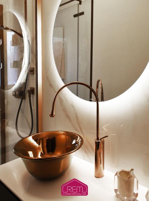 Rame e porcellanato ceramico si incontrano in questo ambiente