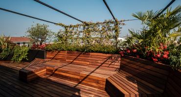 Appartamento di design con ampia terrazza rivestita in legno da esterni