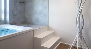 Bagno contemporaneo con vasca idromassaggio