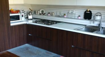 Cucina con piastrelle di design e piano in marmo - Cucina moderna dai toni caldi
