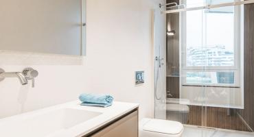 Bagno dalle linee geometriche e dai colori tenui