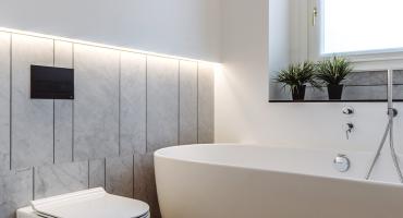 Un bianco bagno con un’essenza minimalista