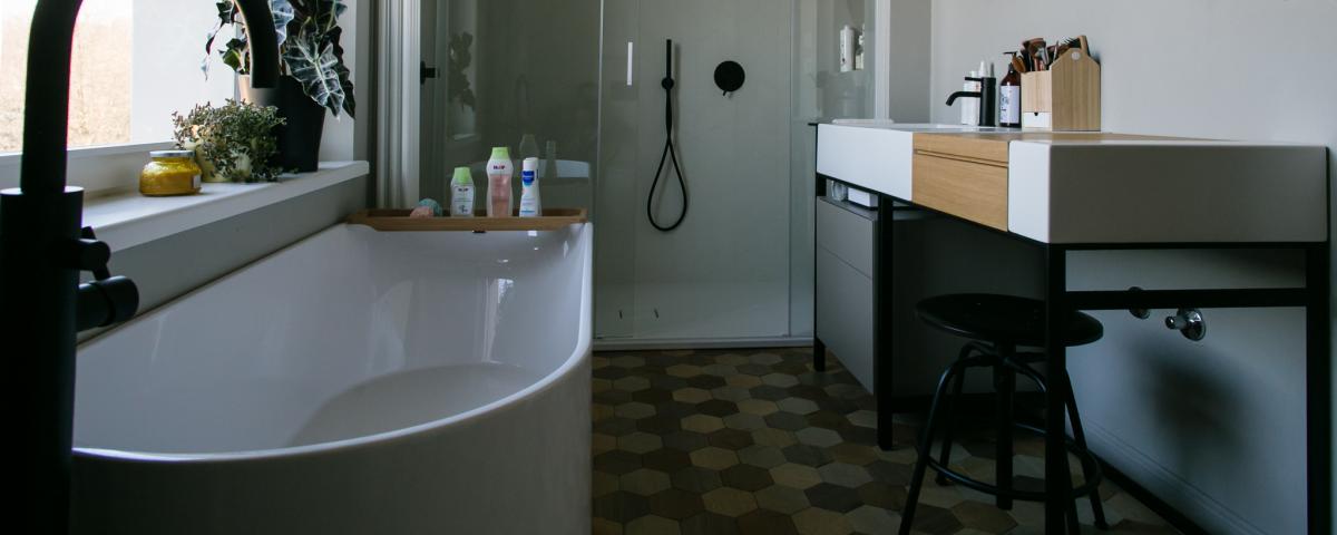 Bagno con pavimento ad alveare