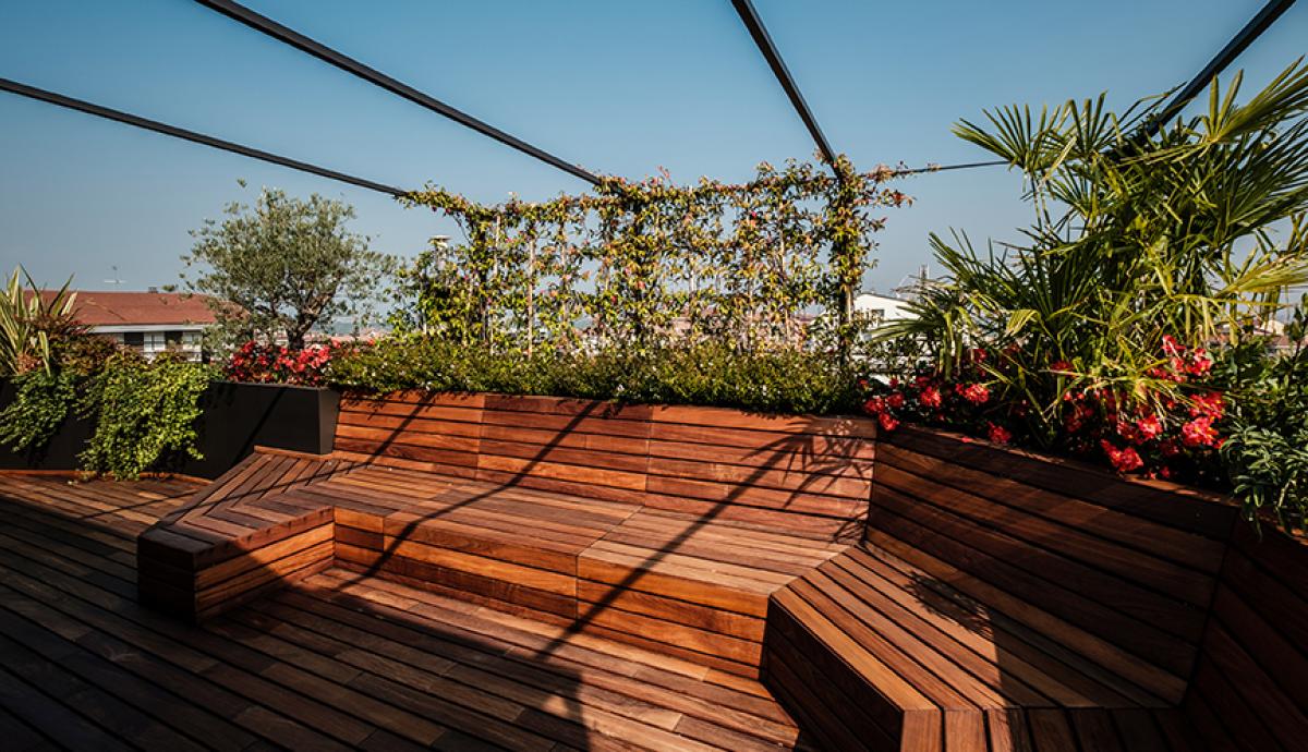 Appartamento di design con ampia terrazza rivestita in legno da esterni