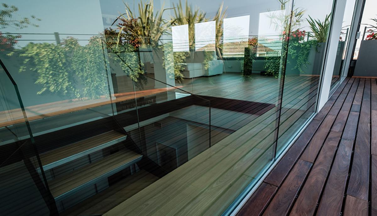 Appartamento di design con ampia terrazza rivestita in legno da esterni