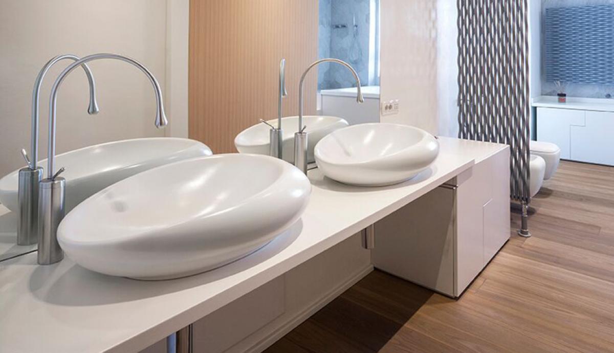 Bagno contemporaneo con vasca idromassaggio