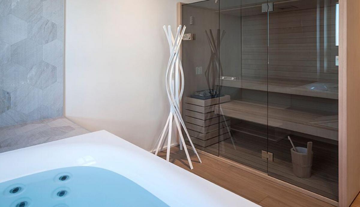 Bagno contemporaneo con vasca idromassaggio
