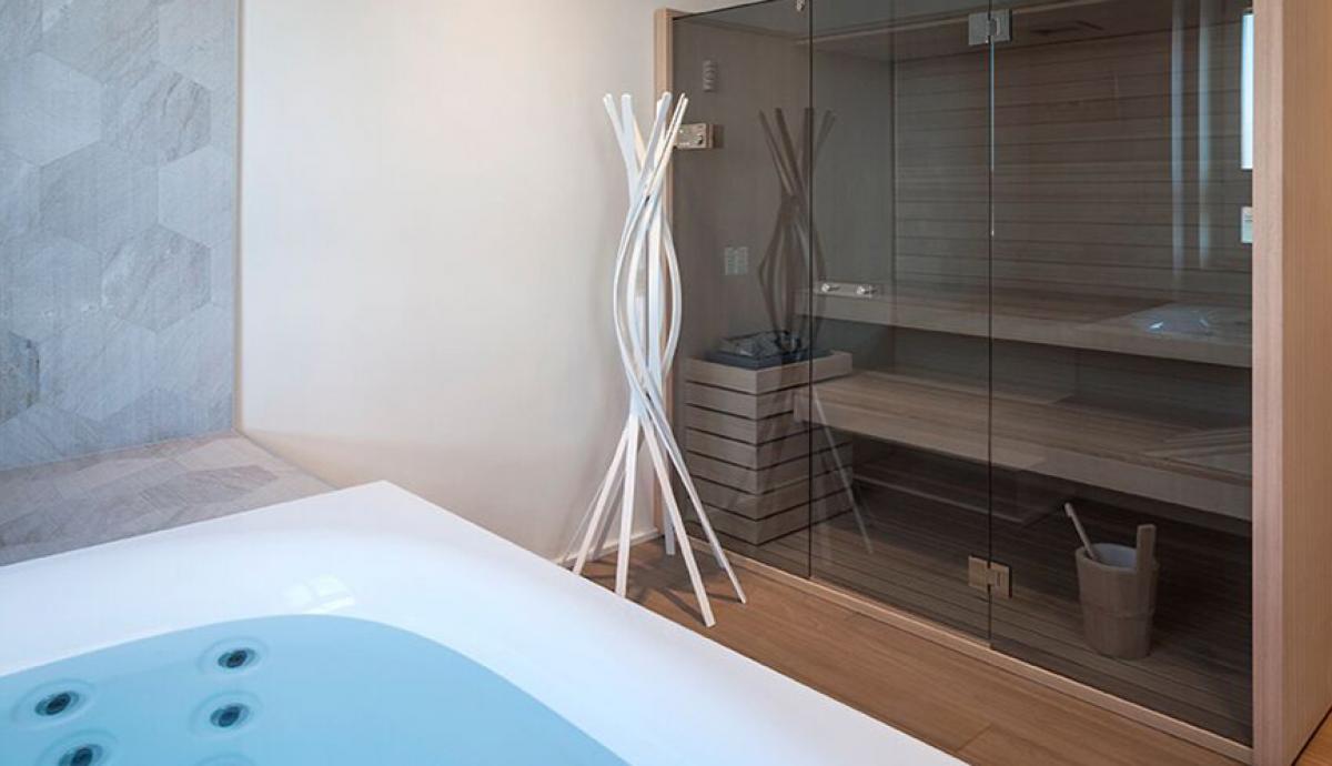 Bagno contemporaneo con vasca idromassaggio