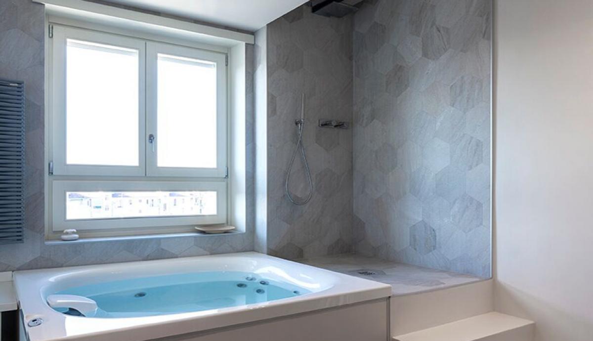 Bagno contemporaneo con vasca idromassaggio