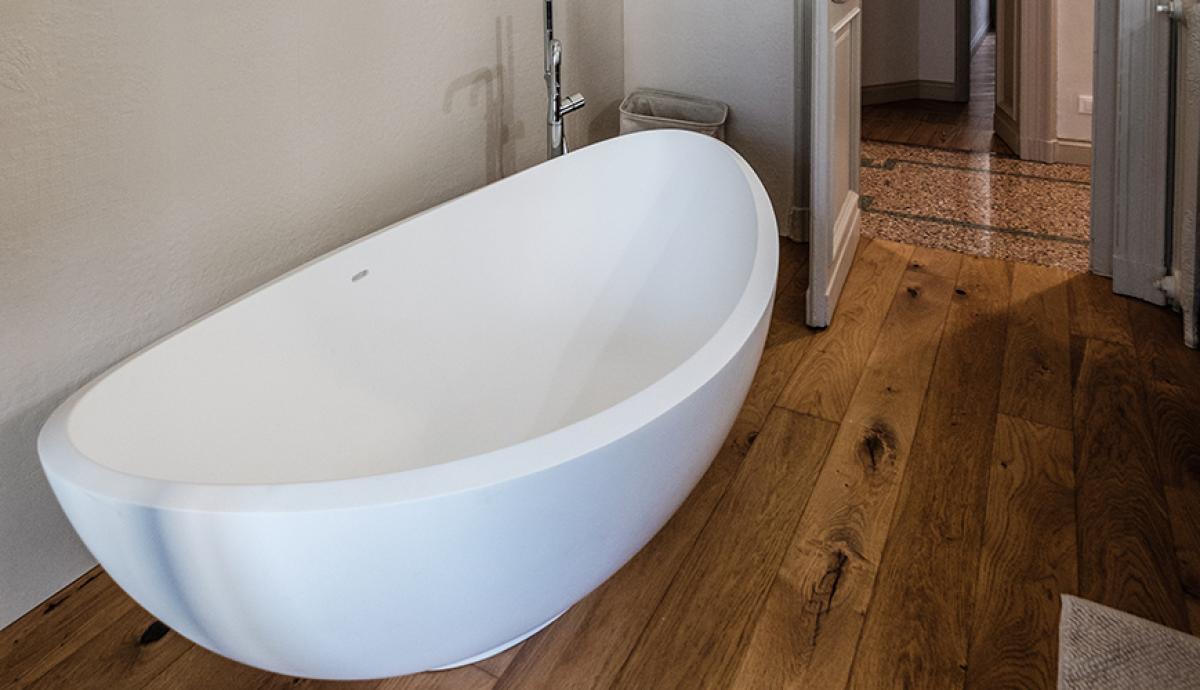 Bagno contemporaneo con piastrelle in gres porcellanato a effetto “pizzo”