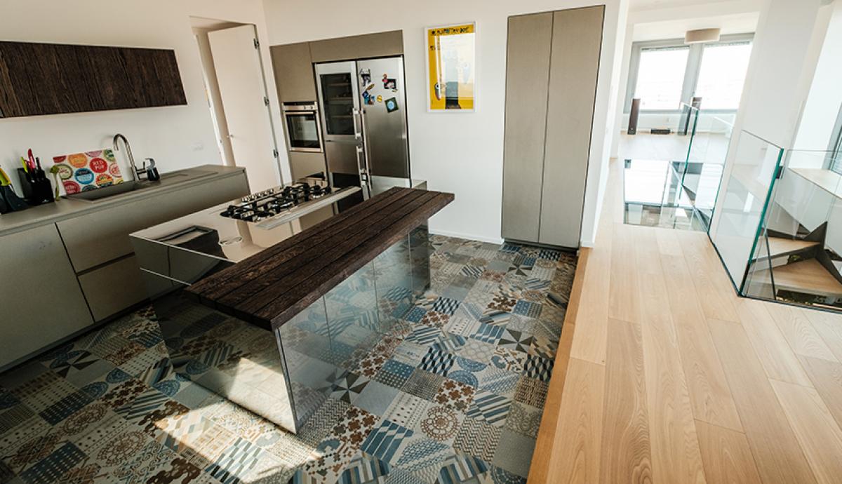 Cucina con isola centrale e pavimentazione di design