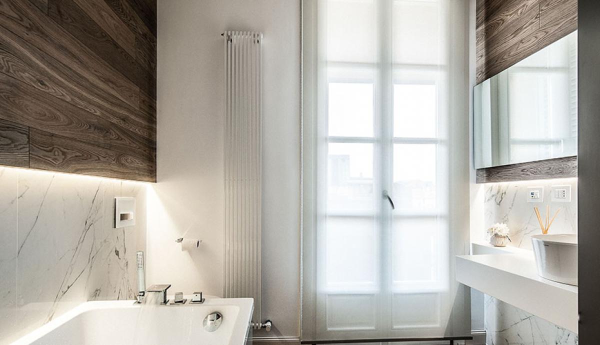 Bagno Di Design Con Elementi In Legno Pietra E Marmo Rem